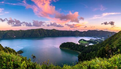 Naklejka premium Stunning sunset over scenic lake and lush green mountains