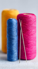 madejas de hilos de colores con agujas de metal para costura o tejidos 