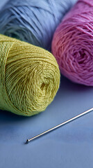 un fondo con carretes de hilo de colores para coser o tejer con aguja sobre una mesa arte y dise&ntilde;o creativo