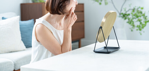 肌に悩むシニア女性