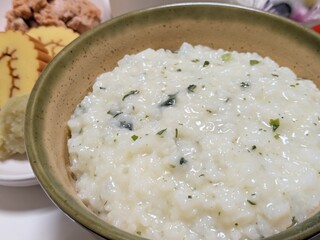 正月の疲れた胃を休める日本の伝統的な1月7日に無病息災を願って食べる春の七草粥のクローズアップ