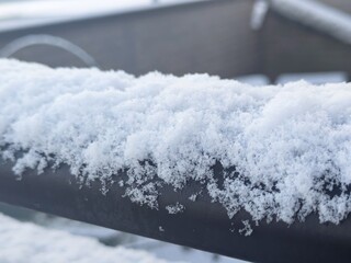 Obraz premium 積雪のディテール 住宅のベランダの手すりに積もった柔らかい雪のクローズアップ