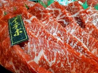 高級和牛・近江牛の希少部位イチボ 贅沢な霜降りが美しい焼き肉用スライスのクローズアップ