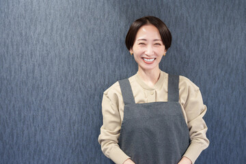 エプロンを着た笑顔の女性店員
