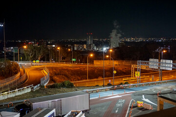 名神高速道路の下り路線の夜の大津サービスエリアから見える上り路線のサービスエリアと大津市内の夜景