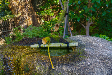 蹲（つくばい）と、竹の柄杓（ひしゃく）