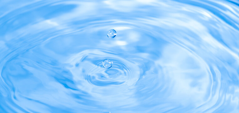 美しい水滴のアクションショット