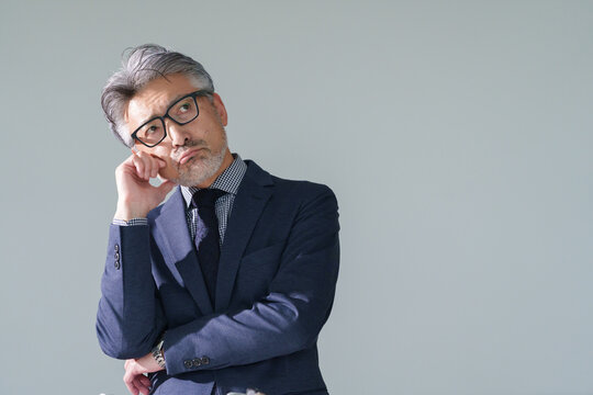 考える中高年ビジネスマン男性