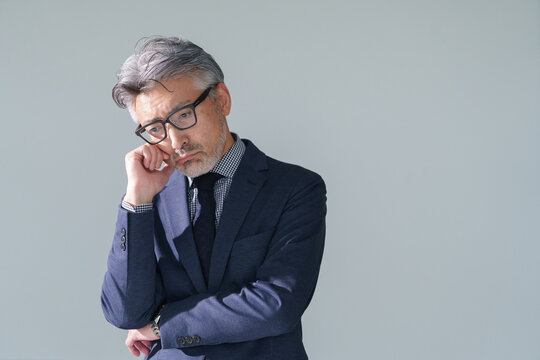 考える中高年ビジネスマン男性