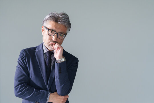 考える中高年ビジネスマン男性