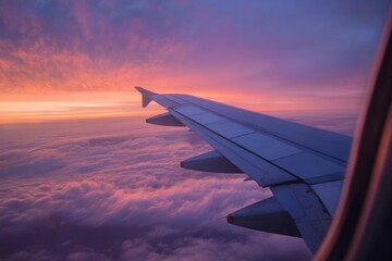 Obraz premium The view of an aeroplane wing in flight at sunset.