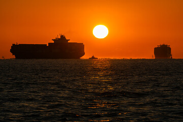 朝日と水平線と船たちの影20250101