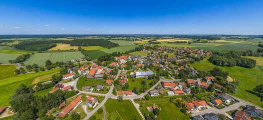 Obraz premium Sommerlicher Ausblick auf Mittelstetten im Kreis Fürstenfeldbruck in der Metropolregion München