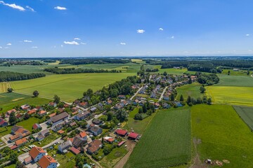 Obraz premium Die ländliche Gemeinde Mittelstetten im westlichen Oberbayern aus der Vogelperspektive