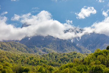 Obraz premium Mountain range with a cloudy sky