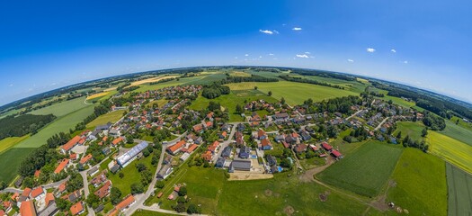Obraz premium Sommerlicher Ausblick auf Mittelstetten im Kreis Fürstenfeldbruck in der Metropolregion München