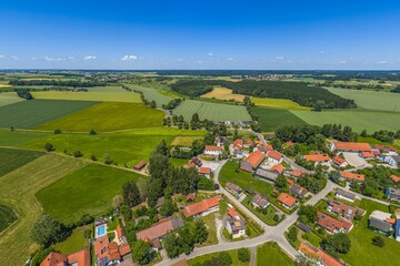 Obraz premium Sommerlicher Ausblick auf Mittelstetten im Kreis Fürstenfeldbruck in der Metropolregion München