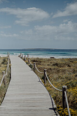 Obraz premium Traumhafter Strand mit kristallklarem, türkisblauem Wasser auf Formentera