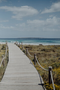 Traumhafter Strand mit kristallklarem, t&uuml;rkisblauem Wasser auf Formentera