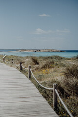 Obraz premium Traumhafter Strand mit kristallklarem, türkisblauem Wasser auf Formentera