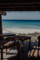 Fototapeta premium Traumhafter Strand mit kristallklarem, türkisblauem Wasser auf Formentera