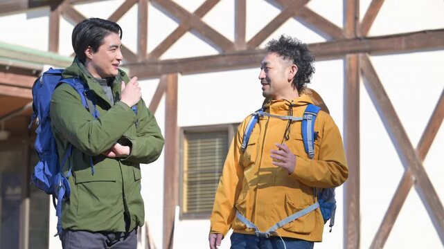 山小屋から登山をする旅行客の楽しいイメージの秋冬　登頂を目指す動画(多摩木材センター協同組合プロパティ許可ずみ）