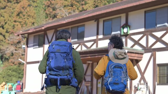 山小屋へよる登山の旅行客のイメージの秋冬スローモーションの顔無しの後ろ姿動画(多摩木材センター協同組合プロパティ許可ずみ）