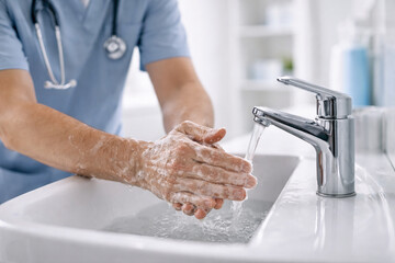 Infirmier se lavant les mains avant un soin m&eacute;dical
