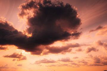 Fototapeta premium Sunset Cloudy Sky With Fluffy Clouds. Sunset Sky Natural Background. Sunrays In Dramatic Sky. Sunset In Yellow, Orange, Pink Colors