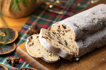 クリスマス前のアドベント機関に楽しむシュトーレンのクローズアップ