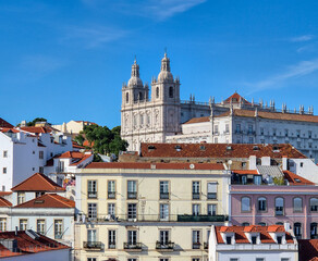 Obraz premium Cityscape view with a large white church on the hill.
