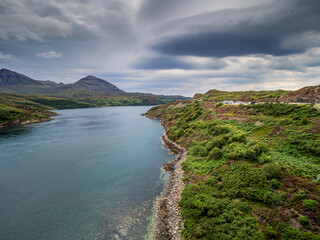 Obraz premium Scottish Highlands loch with vehicles parked on roadside