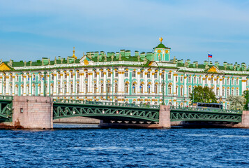 Obraz premium State Hermitage museum (WInter palace) and Palace bridge over Neva river, Saint Petersburg, Russia