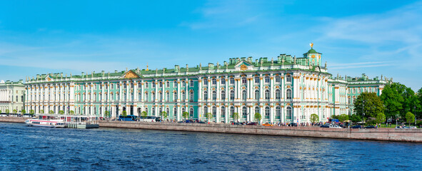 Naklejka premium Winter Palace (State Hermitage museum) and Neva river, Saint Petersburg, Russia
