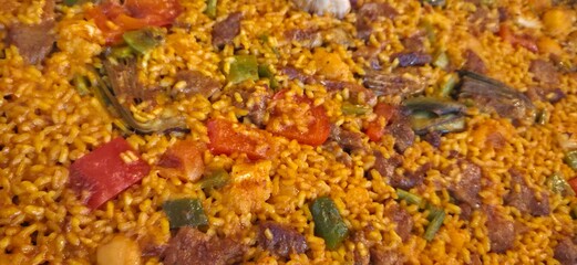 Arroz con magro y verduras , pimiento , jud&iacute;as , alcachofa ,  , ajos , enfoque primer plano ,  arroces de Alicante,  Valencia , Espa&ntilde;a
