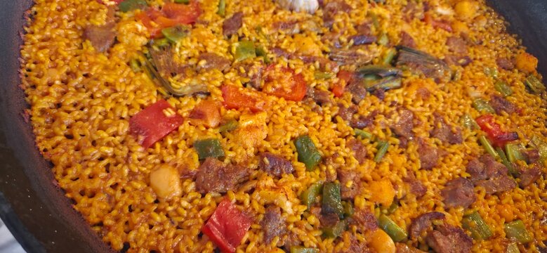 Arroz con magro y verduras , pimiento , jud&iacute;as , alcachofa ,  , ajos , enfoque primer plano ,  arroces de Alicante,  Valencia , Espa&ntilde;a
