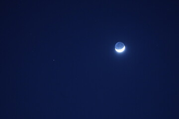 空に浮かぶ月細い月と土星のコラボ