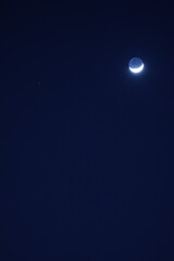 空に浮かぶ月細い月と土星のコラボ