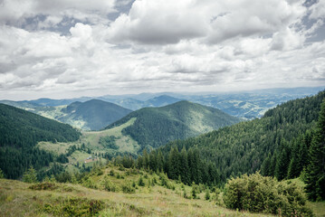 Obraz premium Mountain Landscape in the Carpathians with Forested Hills and Clouds