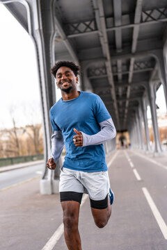 Black man running on bir hakeim bridge in paris