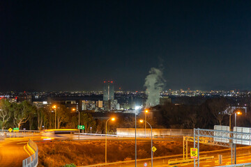 名神高速道路の下り路線の夜の大津サービスエリアから見える上り路線のサービスエリアと大津市内の夜景