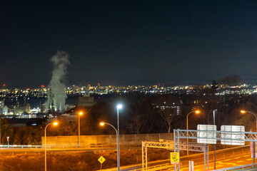 名神高速道路の下り路線の夜の大津サービスエリアから見える上り路線のサービスエリアと大津市内の夜景