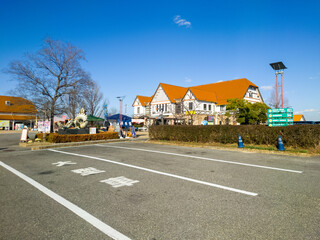 滋賀県の道の駅の竜王アグリパークの公園内の風景と建物