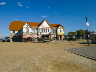 滋賀県の道の駅の竜王アグリパークの公園内の風景と建物
