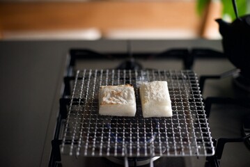 角餅を網で焼いているところ