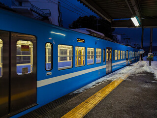 冬の近江鉄道とプラットフォーム