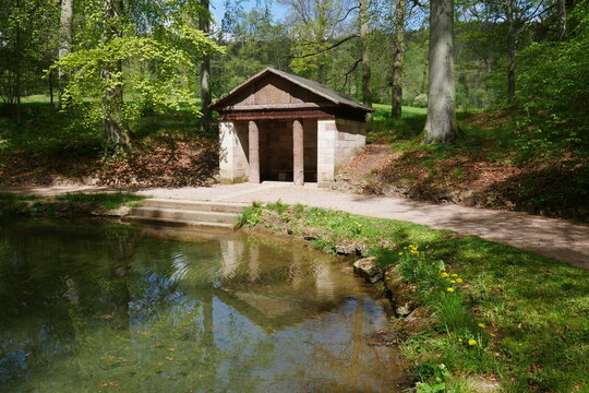 Badeteich mit Tempel im Schlosspark Kochberg in Gro&szlig;kochberg