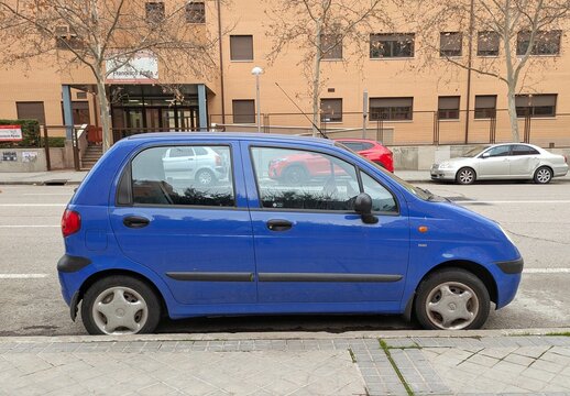 Vista lateral de un autom&oacute;vil Daewoo Matiz aparcado en una calle de Madrid, Espa&ntilde;a, 13 de enero de 2026