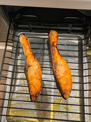 和食の焼き魚。キッチンの魚焼きグリルで焼いた新鮮な鮭。