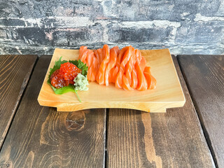 新鮮なとろサーモンの刺身と筋子の刺身。わさびを添えて。